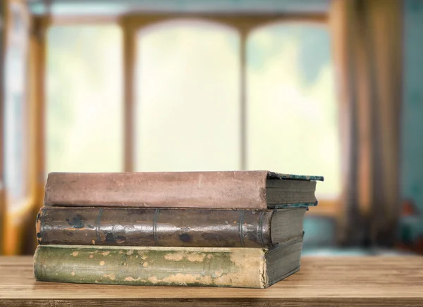 Libros antiguos sobre mesa de madera — Foto de Stock