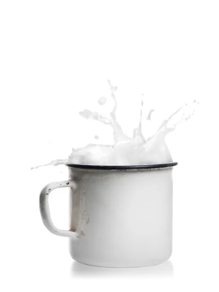 Becher mit Milch auf Weiß — Stockfoto