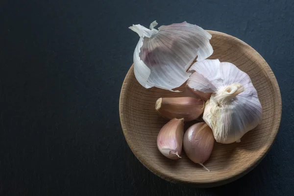 Knoblauch in Holzschale — Stockfoto