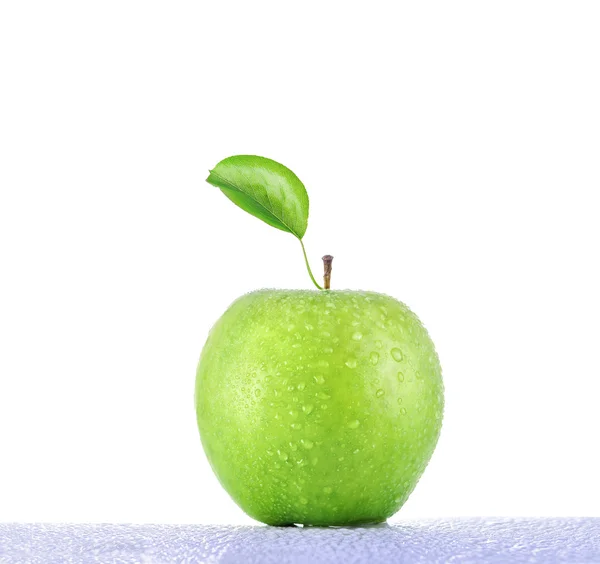 Maçã verde na superfície molhada — Fotografia de Stock