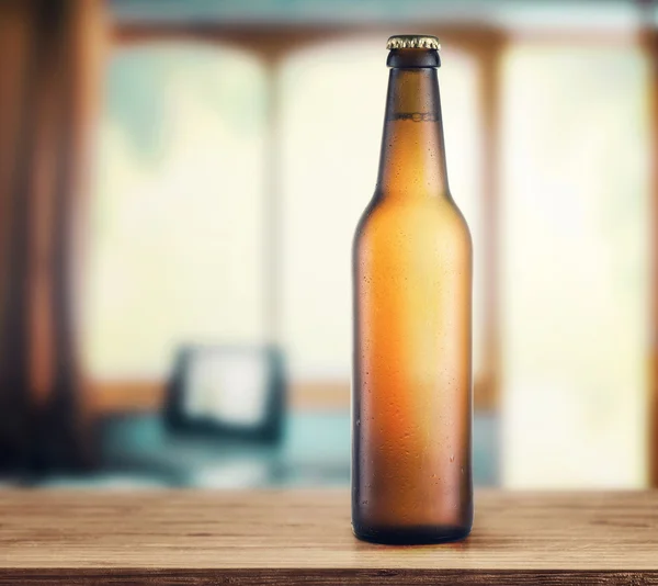 Μπουκάλι μπύρας στο τραπέζι — Φωτογραφία Αρχείου