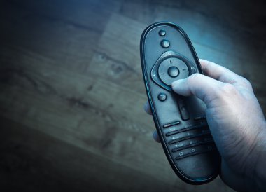 Uzak Tv tutan el
