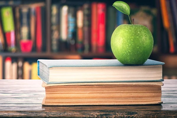 Twee boeken en apple — Stockfoto