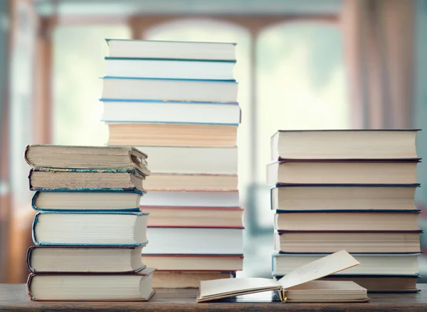 Stapels boeken op tafel — Stockfoto