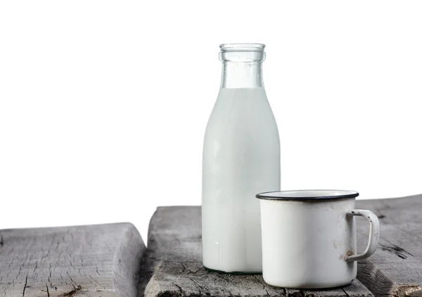 Mleko i kubek na stole — Zdjęcie stockowe