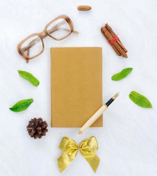 Dagbok på bordet, penna och glasögon — Stockfoto