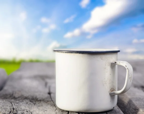 Oude mok op tafel — Stockfoto