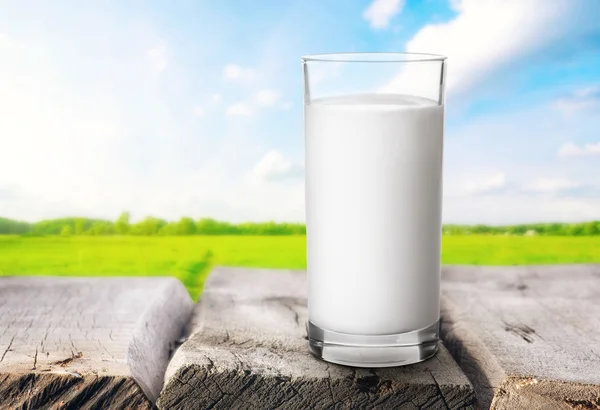 Glas melk op rustieke tafel — Stockfoto