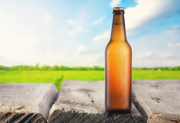 Бутылка пива на столе — стоковое фото