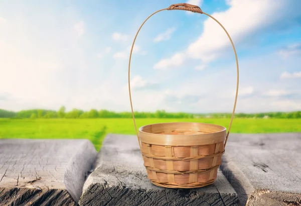 An empty basket on rustic table — Stock Photo, Image