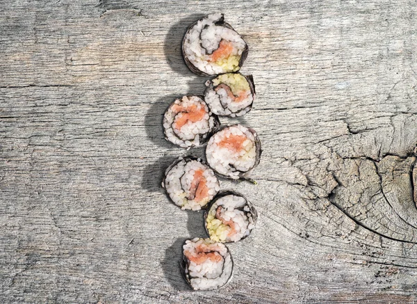 Sushi berguling di atas meja — Stok Foto