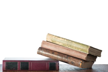 Tablo üzerinde eski kitaplar