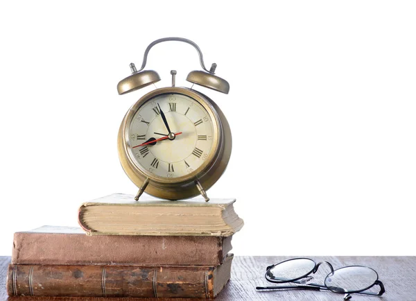 Horloge et livres sur table en bois — Photo