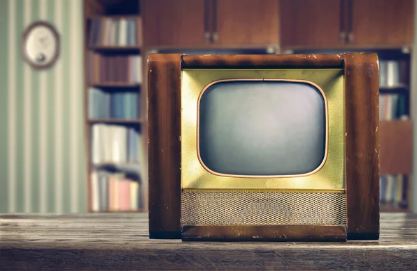 TV vintage su tavolo in legno — Foto Stock