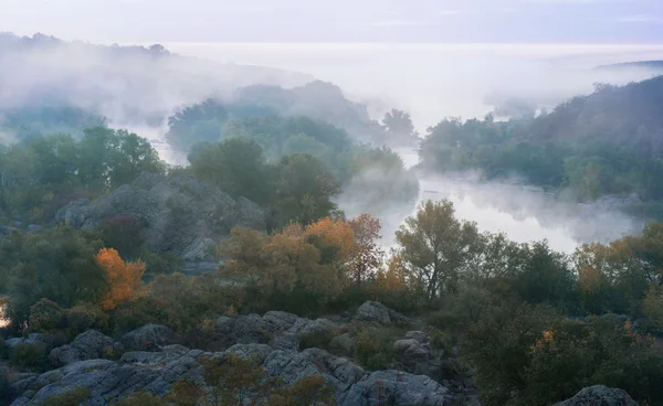 Herfst rivier in het bos — Stockfoto