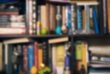 Eski kitaplar ile kütüphane içinde Bookshelf