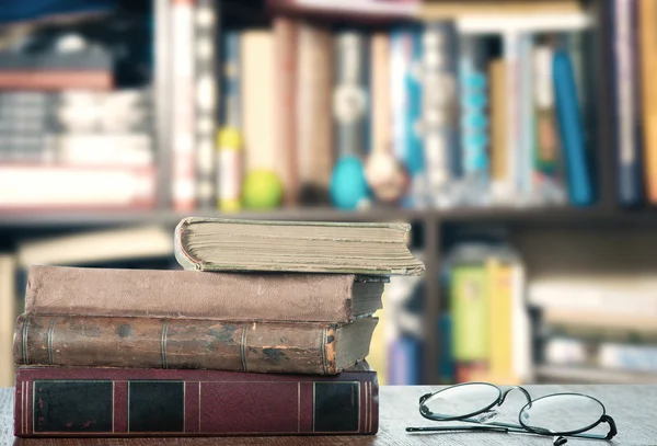 Livros e óculos na mesa — Fotografia de Stock