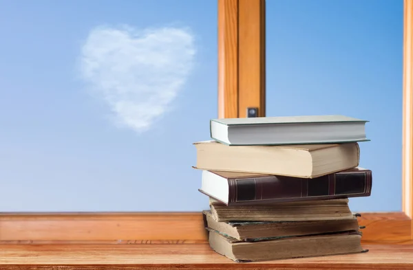 Książki na okna drewniane — Zdjęcie stockowe