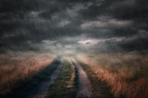 El camino en la lluvia en la oscuridad — Foto de Stock
