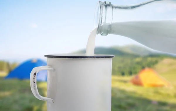 Kupası şişe süt dökme — Stok fotoğraf