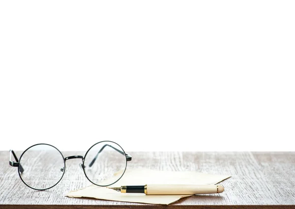 Bir kağıt yaprağına, kalem ve gözlük — Stok fotoğraf