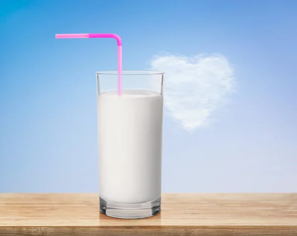 Γάλα, σε ποτήρι στο τραπέζι — Φωτογραφία Αρχείου
