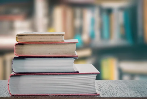 Pila de libros en la mesa —  Fotos de Stock