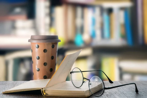コーヒーの本とカップ — ストック写真