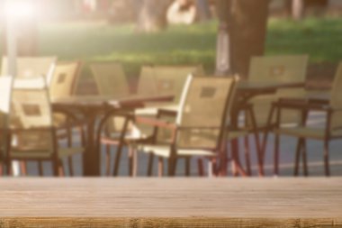 Yaz kafe ve ahşap masa  