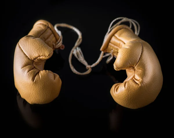 Luvas de boxe amarelo — Fotografia de Stock
