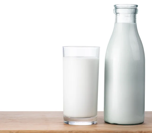 Melk in glas en fles — Stockfoto