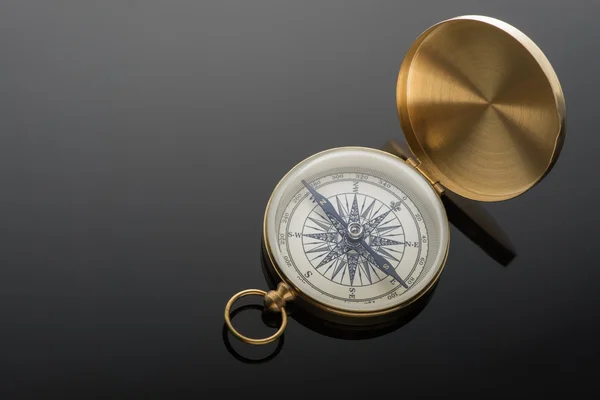 Kompass mit isoliertem schwarzen Hintergrund — Stockfoto