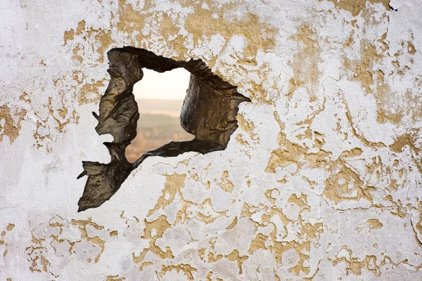ひびの入った壁穴 — ストック写真