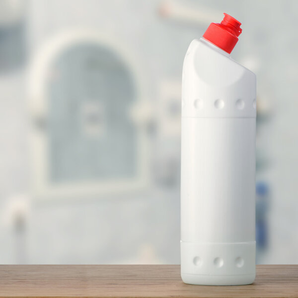 Бутылка детергента на столе
