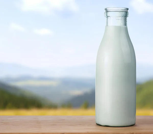 Botella de leche en la mesa — Foto de Stock