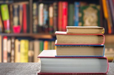 Masada yığınla kitap var.