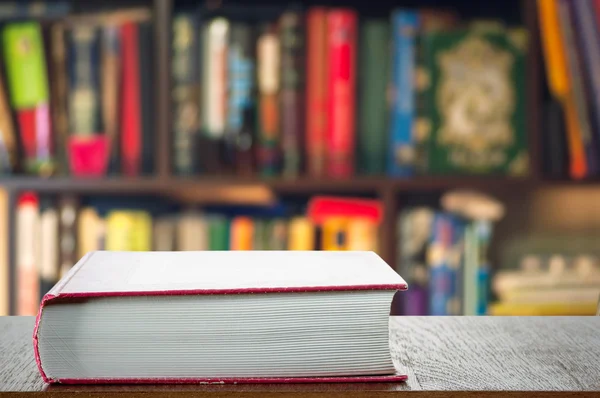 Dik boek op tafel — Stockfoto