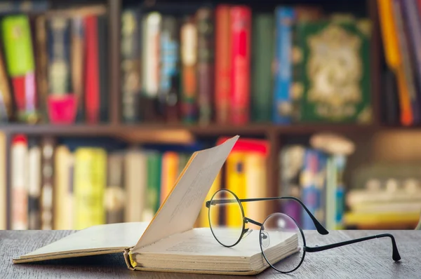 Libro abierto y anteojos — Foto de Stock