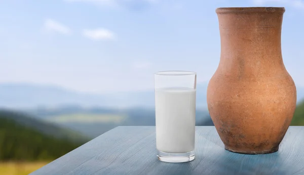 Cam ve sürahi taze süt — Stok fotoğraf