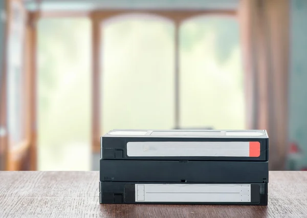 Кассеты VHS на столе — стоковое фото