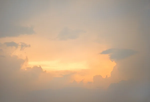 Nuvole e sole la sera — Foto Stock