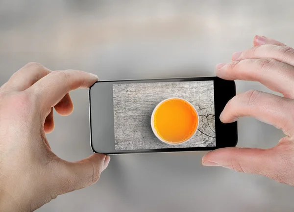オレンジ ジュース (スマート フォンの写真) — ストック写真