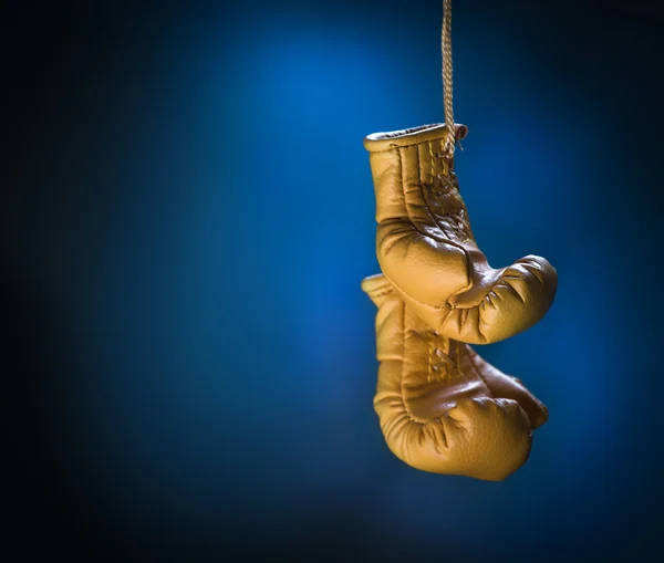 Guantes de boxeo sobre fondo oscuro —  Fotos de Stock