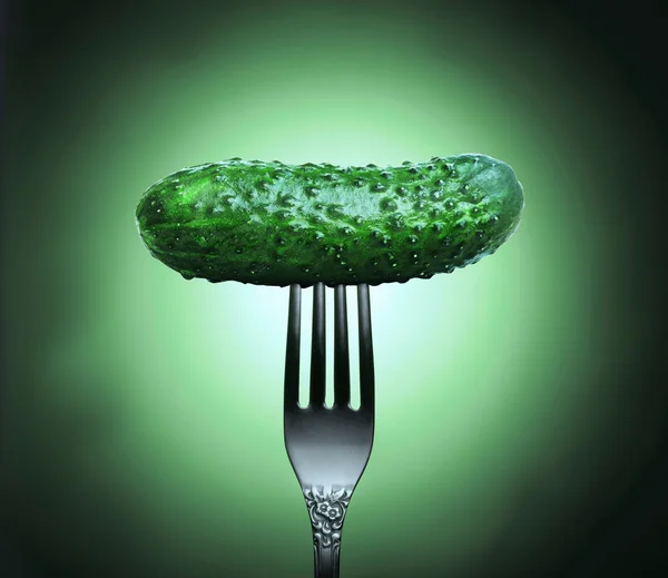 Pepino sobre fondo verde — Foto de Stock