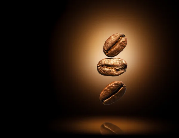 Kaffebönor på mörk bakgrund — Stockfoto