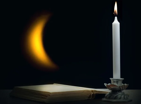 Βιβλίο και κερί φεγγαρόλουστη νύχτα — Φωτογραφία Αρχείου