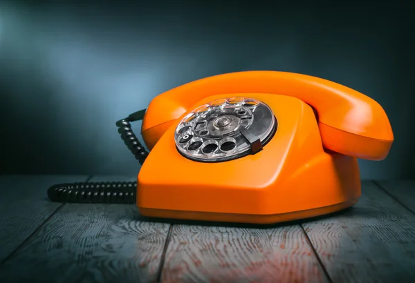 Teléfono vintage sobre fondo de madera — Foto de Stock