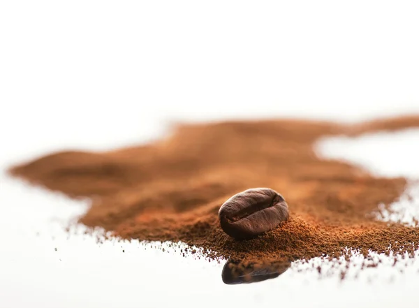 Kaffeböna och malet kaffe — Stockfoto