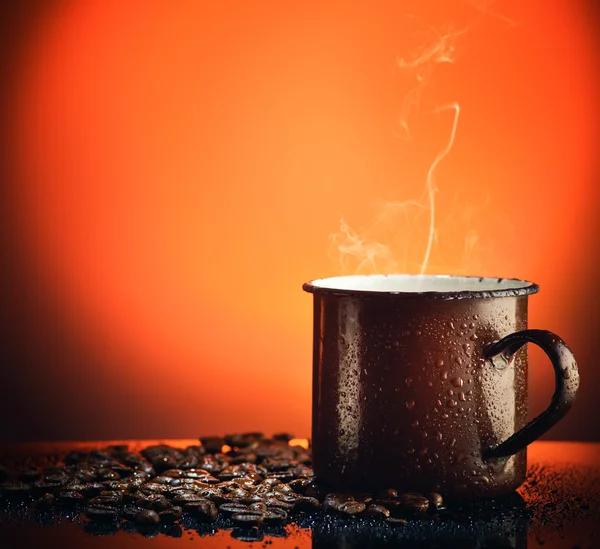 Kaffeebecher mit Wassertropfen — Stockfoto