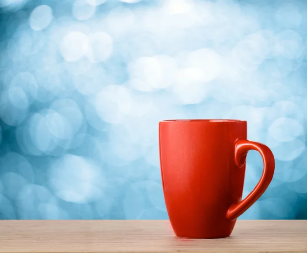 Rode cup op houten tafel — Stockfoto